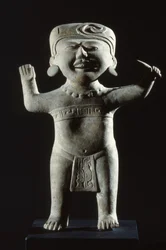 Statuetka Totonac z uśmiechniętą twarzą, ze stanu Veracruz, okres późnego klasycyzmu